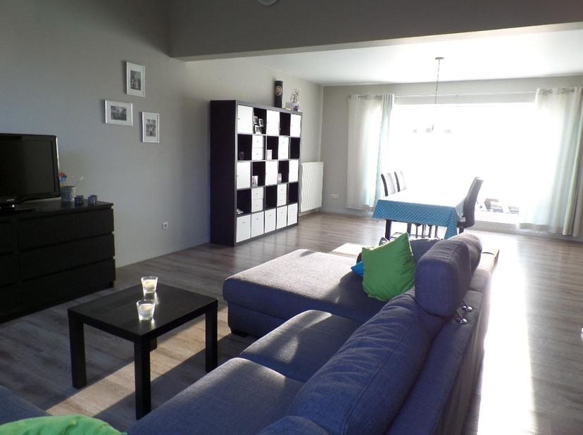 Mooi duplexappartement te huur in het centrum van Overpelt.&lt;br /&gt;
&lt;br /&gt;
De huurprijs is 900 EUR/m inclusief de gemeenschappelijke kosten! Dus geen ap